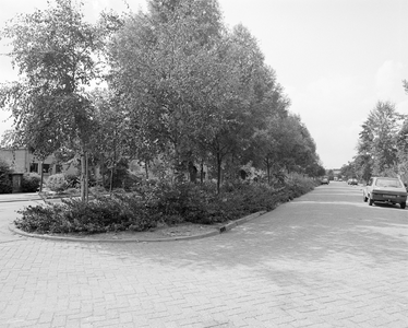 884277 Gezicht op de Prinsessenweg met parallelweg ter hoogte van de aansluiting met de Waalstraat (voorgrond), ...